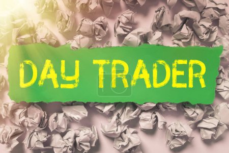 Téléchargez les photos : Signe affichant Day Trader, Idée d'entreprise Une personne qui achète et vend un instrument financier dans la journée - en image libre de droit