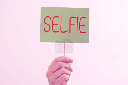 Téléchargez les photos : Légende du texte présentant Selfie, Internet Concept pris par soi-même à l'aide d'un appareil photo numérique pour la publication sur les réseaux sociaux - en image libre de droit