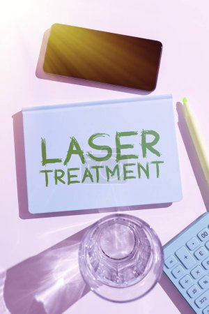 Téléchargez les photos : Légende conceptuelle Traitement au laser, approche d'affaires l'une des diverses techniques médicales et chirurgicales utilisant des lasers - en image libre de droit