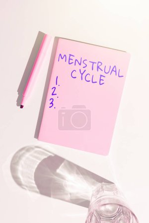 Foto de Leyenda conceptual Ciclo menstrual, Palabra para el ciclo mensual de cambios en los ovarios y el revestimiento del útero - Imagen libre de derechos