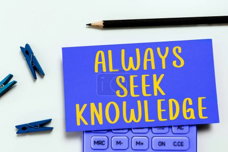 Foto de Texto pie de foto que presenta Always Seek Knowledge, Idea de negocio Autodidact Fuerte sentido del conocimiento buscado - Imagen libre de derechos