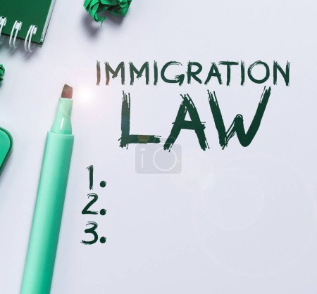 Foto de Inspiración que muestra la ley de inmigración signo, Palabra para los estatutos nacionales y precedentes legales que rigen la inmigración - Imagen libre de derechos