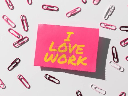 Foto de Signo de texto que muestra I Love Work, Word Written on High self-stem siendo cómodo con su trabajo - Imagen libre de derechos