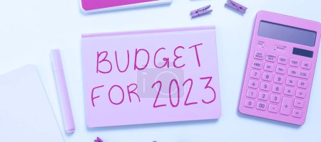 Téléchargez les photos : Rédaction de textes Budget pour 2023, Idée d'entreprise Estimation écrite des recettes et des dépenses pour 2023 - en image libre de droit