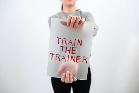 Foto de Escribir mostrando texto Train The Trainer, idea de negocio identificada para enseñar mentor o entrenar a otros que asisten a clase - Imagen libre de derechos