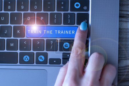 Foto de Señal de texto que muestra Train The Trainer, Concepto que significa identificado para enseñar mentor o entrenar a otros que asisten a clase - Imagen libre de derechos