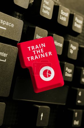 Foto de Señal que muestra Train The Trainer, Concepto que significa identificado para enseñar mentor o entrenar a otros que asisten a clase - Imagen libre de derechos