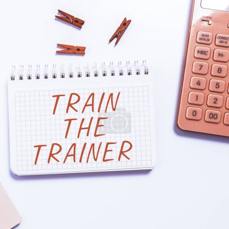 Foto de Texto que presenta Train The Trainer, escaparate de negocios identificado para enseñar mentor o entrenar a otros a asistir a clase - Imagen libre de derechos