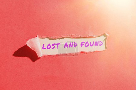 Téléchargez les photos : Légende du texte présentant Lost And Found, Vitrine d'affaires Lieu où vous pouvez trouver des choses oubliées Service de recherche - en image libre de droit