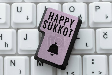 Foto de Señal de escritura a mano Happy Sukkot, Concepto que significa celebración de Irlanda verdes amuletos de la suerte y tréboles - Imagen libre de derechos