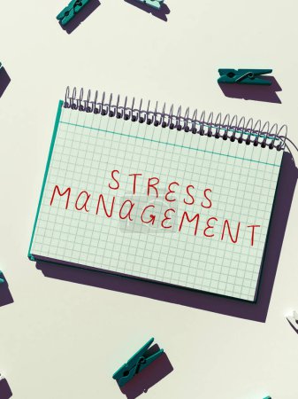Foto de Signo de texto que muestra la gestión del estrés, formas de aprendizaje del enfoque empresarial de comportarse y pensar que reducen el estrés - Imagen libre de derechos