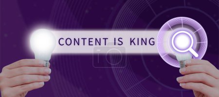 Foto de Texto presentación de contenido es rey, Palabra escrita en el contenido es el corazón de las estrategias de marketing de hoy en día - Imagen libre de derechos
