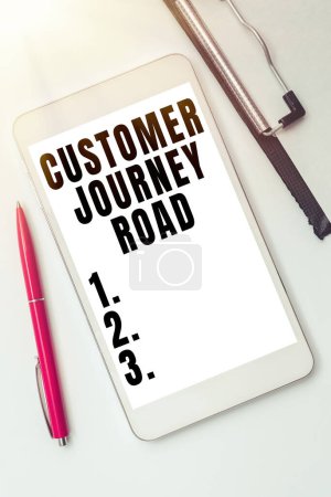 Téléchargez les photos : Affichage conceptuel Customer Journey Road, Business approach Expériences client lors de l'interaction avec votre marque - en image libre de droit
