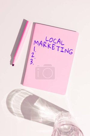 Téléchargez les photos : Signe d'écriture à la main Marketing local, Photo conceptuelle cible les clients par endroit finement granulé comme une ville - en image libre de droit