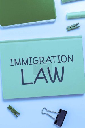 Foto de Signo de texto que muestra la Ley de Inmigración, los estatutos nacionales del concepto de Internet y los precedentes legales que rigen la inmigración - Imagen libre de derechos
