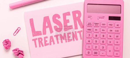Téléchargez les photos : Signe texte montrant le traitement laser, idée d'entreprise l'une des diverses techniques médicales et chirurgicales à l'aide de lasers - en image libre de droit