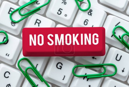Foto de Leyenda conceptual No fumar, Enfoque de negocios usando tabaco está prohibido en este lugar - Imagen libre de derechos