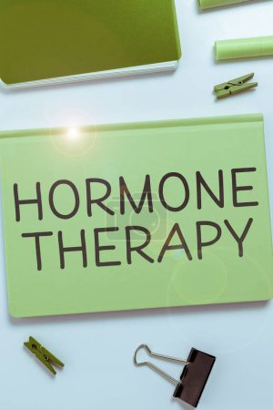 Foto de Señal que muestra la terapia de la hormona, negocio exhibe el tratamiento de la enfermedad con hormonas derivadas sintéticas - Imagen libre de derechos