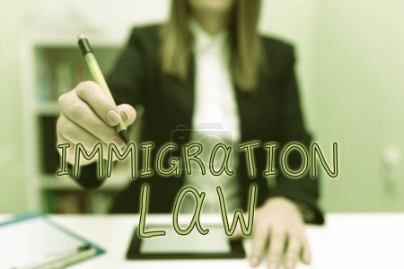 Foto de Firma de texto que muestra la Ley de Inmigración, Palabra escrita en los estatutos nacionales y precedentes legales que rigen la inmigración - Imagen libre de derechos