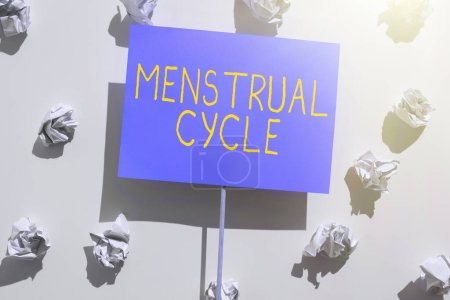 Foto de Signo de texto que muestra el ciclo menstrual, concepto que significa ciclo mensual de cambios en los ovarios y el revestimiento del útero - Imagen libre de derechos