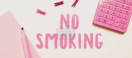 Foto de Texto título presentando No Smoking, Foto conceptual usando tabaco está prohibido en este lugar - Imagen libre de derechos