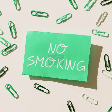 Foto de Señal que muestra No fumar, enfoque de negocios el uso de tabaco está prohibido en este lugar - Imagen libre de derechos