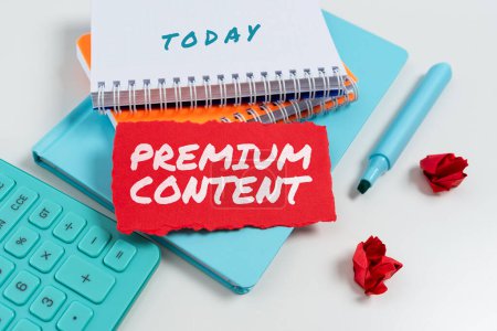 Téléchargez les photos : Signe d'écriture Premium Content, Internet Concept de qualité supérieure ou plus souhaitable que le contenu gratuit - en image libre de droit