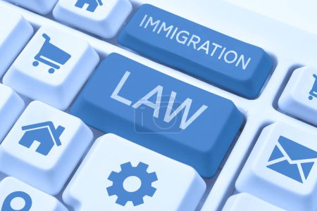 Foto de Signo de texto que muestra la Ley de Inmigración, los estatutos nacionales de negocios y los precedentes legales que rigen la inmigración - Imagen libre de derechos