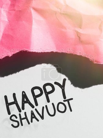 Téléchargez les photos : Exposition conceptuelle Happy Shavuot, Approche commerciale Fête juive commémorant la révélation des Dix Commandements - en image libre de droit