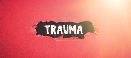 Foto de Escribir mostrando texto Trauma, Palabra Escrito en experiencia profundamente angustiante o perturbadora Lesión física - Imagen libre de derechos