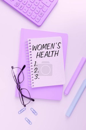 Foto de Texto de pie de foto que presenta Salud de la Mujer, Palabra escrita en Consecuencias de salud física de las mujeres evitando la enfermedad - Imagen libre de derechos