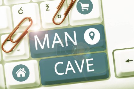 Foto de Texto que presenta Man Cave, Business muestra una habitación, espacio o área de una vivienda reservada para una persona masculina - Imagen libre de derechos