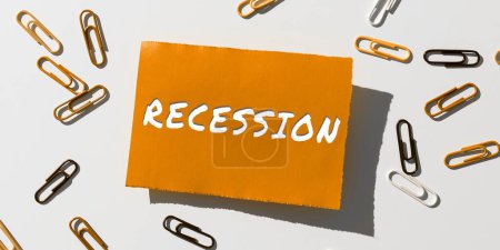 Foto de Señal mostrando Recesión, Palabra para el proceso de disminución progresiva en el crecimiento, período de reducción - Imagen libre de derechos