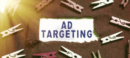 Foto de Escribiendo mostrando texto Ad Targeting, el concepto de negocio se dirige a las audiencias más receptivas con ciertos rasgos - Imagen libre de derechos