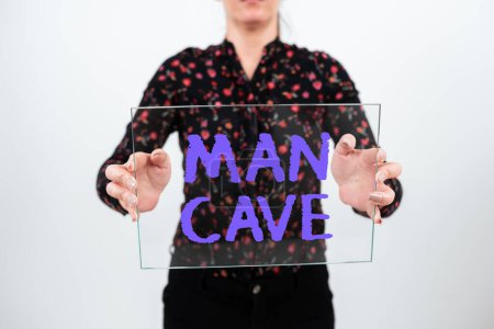 Foto de Señal de escritura a mano Cueva del hombre, idea de negocio una habitación, espacio o área de una vivienda reservada para una persona masculina - Imagen libre de derechos