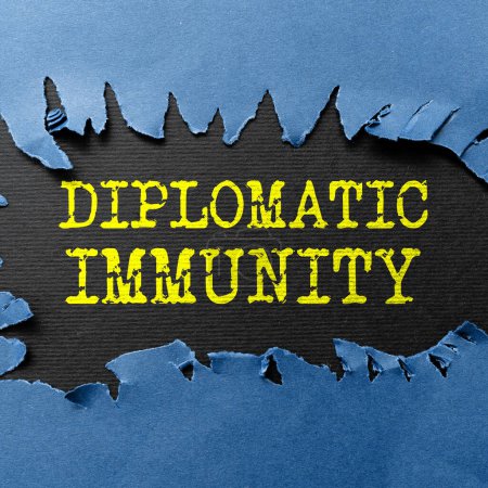 Téléchargez les photos : Signe affichant l'immunité diplomatique, droit d'aperçu des affaires qui donne aux diplomates étrangers des droits spéciaux dans le pays où ils travaillent - en image libre de droit