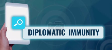 Téléchargez les photos : Affichage conceptuel Immunité diplomatique, droit commercial qui accorde aux diplomates étrangers des droits spéciaux dans le pays où ils travaillent - en image libre de droit