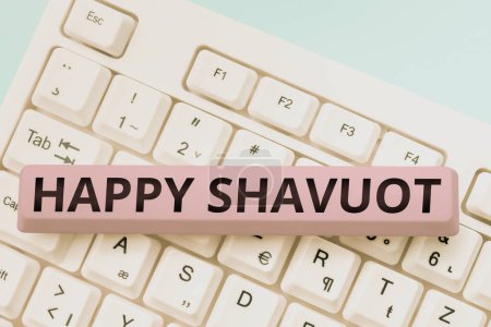 Foto de Cartel que muestra Happy Shavuot, Concepto de Internet Fiesta judía conmemorativa de la revelación de los Diez Mandamientos - Imagen libre de derechos