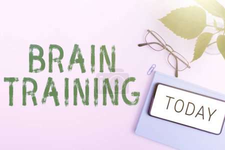 Foto de Signo de texto que muestra el entrenamiento cerebral, Palabra escrita en actividades mentales para mantener o mejorar las habilidades cognitivas - Imagen libre de derechos