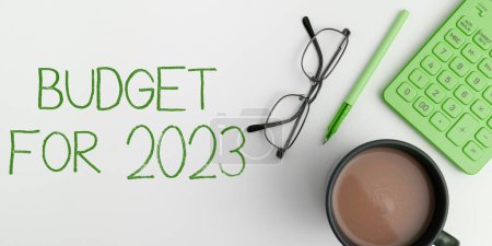 Téléchargez les photos : Inspiration montrant le signe Budget Pour 2023, Idée d'entreprise Estimation écrite des recettes et des dépenses pour 2023 - en image libre de droit