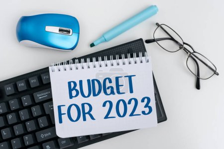 Téléchargez les photos : Affichage du budget pour 2023, Approche commerciale Estimation écrite des recettes et des dépenses pour 2023 - en image libre de droit