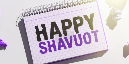 Téléchargez les photos : Légende du texte présentant Happy Shavuot, Photo conceptuelle Fête juive commémorant la révélation des Dix Commandements - en image libre de droit