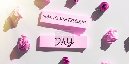 Foto de Texto de la escritura Juneteenth Freedom Day, Business concept fiesta legal en los Estados Unidos en conmemoración del fin de la esclavitud - Imagen libre de derechos