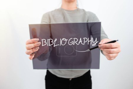Téléchargez les photos : Inspiration montrant un signe Bibliographie, Internet Concept une liste d'écrits relatifs à un sujet, une période ou un auteur particulier - en image libre de droit