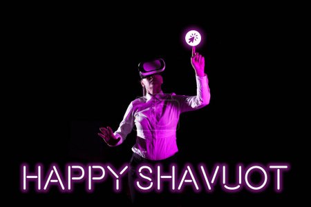 Téléchargez les photos : Légende du texte présentant Happy Shavuot, Approche commerciale fête juive commémorant la révélation des Dix Commandements - en image libre de droit
