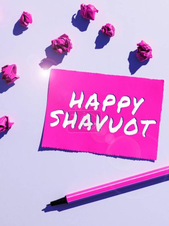 Téléchargez les photos : Inspiration montrant signe Happy Shavuot, concept d'entreprise fête juive commémorant la révélation des Dix Commandements - en image libre de droit