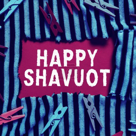 Téléchargez les photos : Texte manuscrit Happy Shavuot, Internet Concept Fête juive commémorant la révélation des Dix Commandements - en image libre de droit