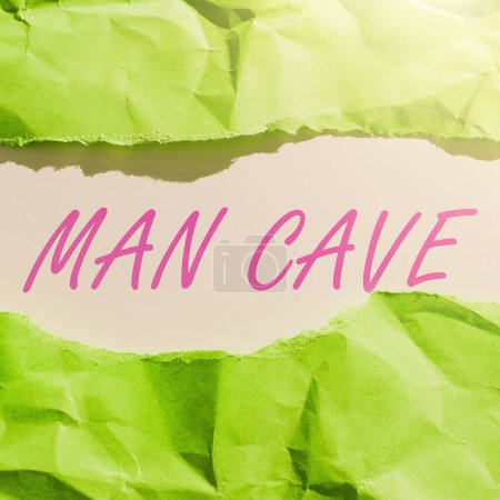 Foto de Título conceptual Man Cave, Business muestra una habitación, espacio o área de una vivienda reservada para una persona masculina - Imagen libre de derechos