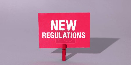 Foto de Señal que muestra nuevas regulaciones, Regulación de la idea de negocio que controla la actividad generalmente utilizada por las reglas. - Imagen libre de derechos
