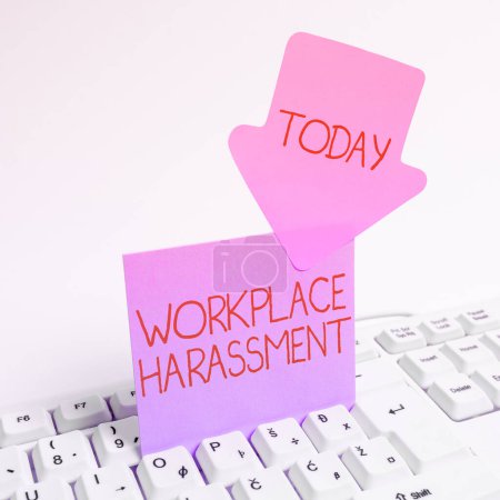 Téléchargez les photos : Texte manuscrit Harcèlement en milieu de travail, signification conceptuelle Différence de race sexe âge orientation sexuelle des travailleurs - en image libre de droit
